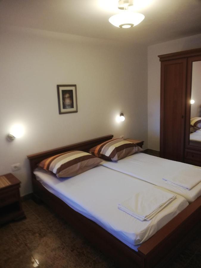 Apartman Nevia Lka Opric Exterior foto