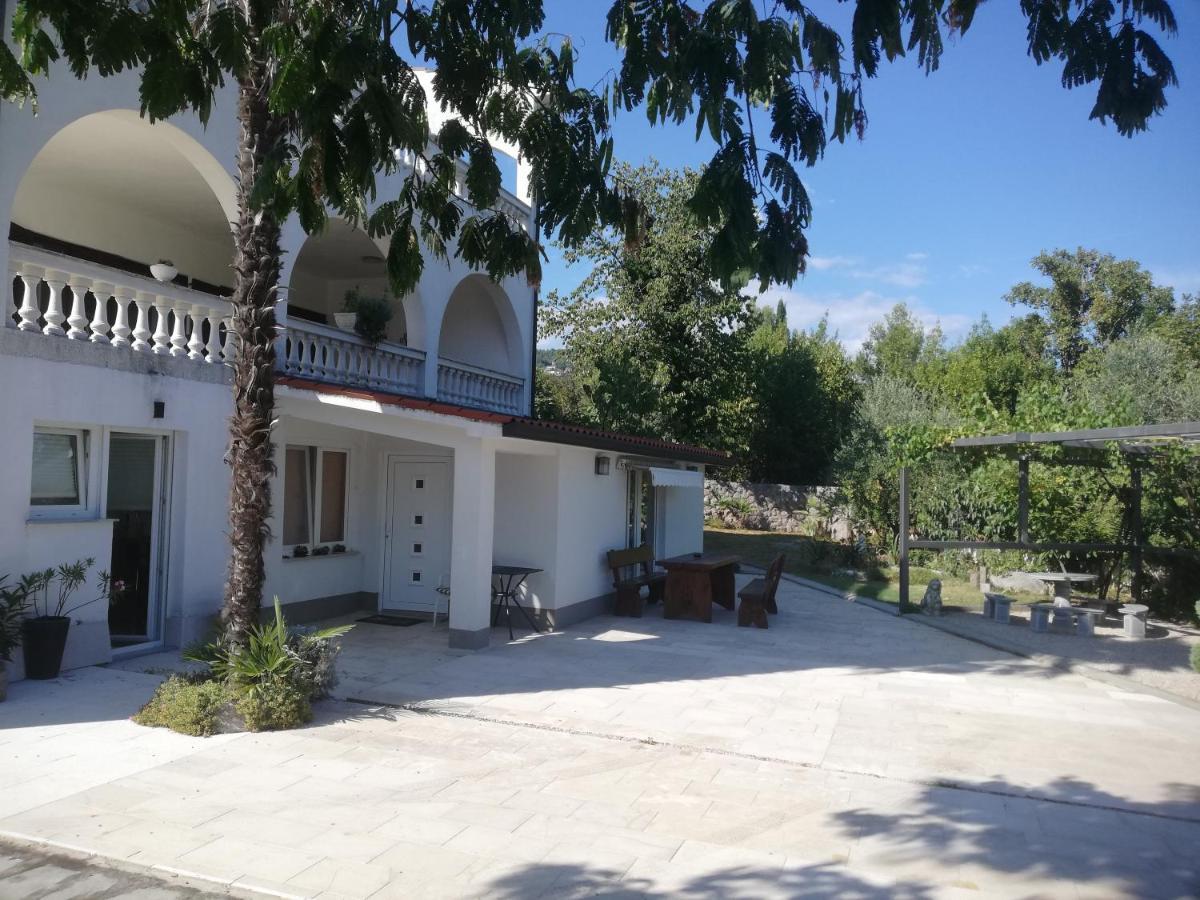 Apartman Nevia Lka Opric Exterior foto